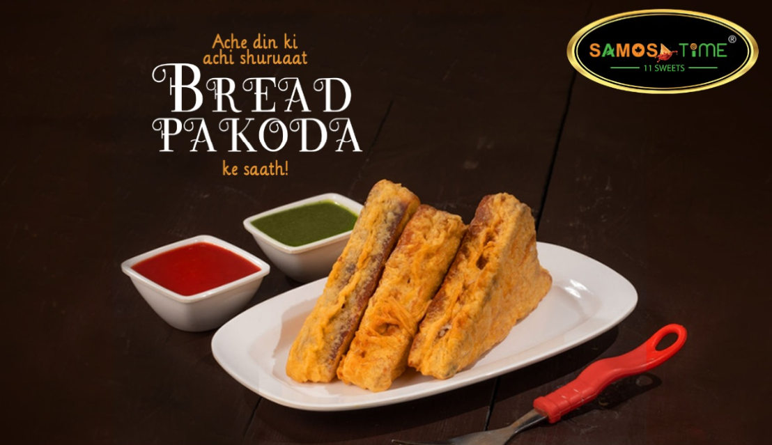 Bread pakoda with sauces on a plate.