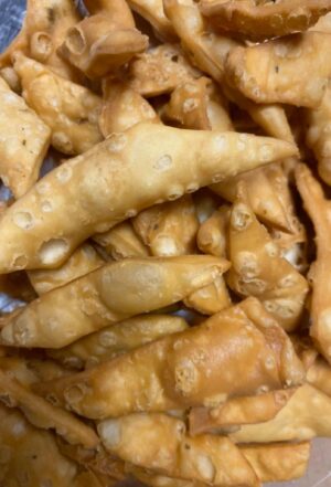 Pile of crispy, golden fried snacks.